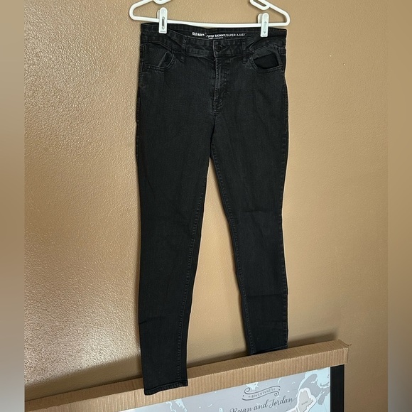 Old Navy Mid Rise Super Skinny in Black Size 8 - Picture 1 of 4